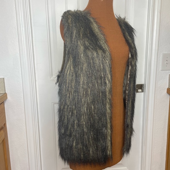 Jackets & Blazers - Boutique Faux Fur Vest by Live Change Size XL